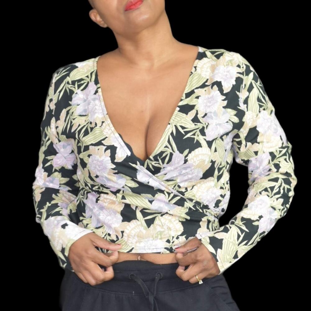 Zulu and Zephyr The Wilds Wrap Top Purple Convertible Cropped Floral Size Small